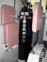 大型医療用酸素ボンベを搭載 （積増し可）