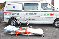 ストレッチャーはトランスポーターから外すことができ担架にもなります